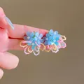 Dettaglio di orecchini floreali a perno in stile dopamina con perle blu e fiori - Light Blue Transparent Petal Beaded Ring Decoration Style / Blu