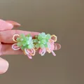 Vista ravvicinata di orecchini a fiore fatti a mano con perline in colori pastello - Light Green Translucent Flower Colorful Beaded Ring Style / Verde