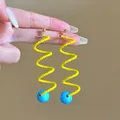 Orecchini a spirale gialli alla moda stile dopamina con sfere blu pendenti - Spiral Beaded Drop Style / Giallo