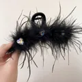 Vue détaillée d'une pince à cheveux en plumes noires avec strass en forme de cœur - Strass Plume Noir Style 21