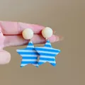 Orecchini a stella a strisce blu e bianche stile dopamina con eleganti perni crema - Horizontal Striped Star Drop Style / Blu