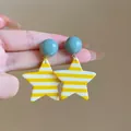Orecchini a stella a strisce gialle stile dopamina con perla blu - Horizontal Striped Star Drop Style / Giallo