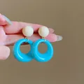 Orecchini a cerchio geometrici blu dopamina con dettaglio a perno sferico bianco crema - White-Blue Colorblock Hoop Style / Blu