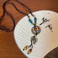Dettaglio di una collana di perle in ceramica neo-cinese con ciondolo tondo e foglie. - Stile 12(12#)