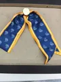 Elegante collana sciarpa in seta paisley retrò con fibbia dorata e pois gialli. - Collana Scarf Paisley Pois (Fibbia Cilindrica) / Blu