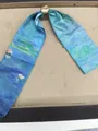 Collana foulard in seta retrò con stampa floreale blu stile Monet e fibbia dorata lucida - Collana Scarf Floreale Impressionista (Fibbia Rotonda) / Blu Lago