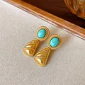 Vue détaillée de boucles d'oreilles vintage dorées serties de pierres turquoise - Boucles d'oreilles géométriques épissées (3#) / Or-Bleu
