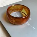 Elegante bracciale rigido in resina ambrata traslucida con motivo marmorizzato su libro grigio - Stile 12 - Caffè Scuro