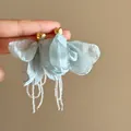 Orecchini a fiore in tessuto azzurro stile foresta con cuori dorati e nappe di perline fine - Stile 11 Perno in Argento