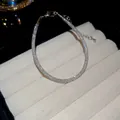 Elegante bracciale in zircone argento scintillante su un vassoio per gioielli in velluto bianco - Bracciale con Chiusura a Moschettone Zirconia Lucida (50#) / Argento