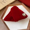 Detalle de una pinza triangular de terciopelo rojo con un elegante adorno de flor - Pinza de Pelo de Mariposa con Camelia y Perla de Terciopelo Rojo (28#) / Rojo