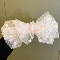 Eleganter mehrlagiger Haarklip aus Netzgewebe mit Pailletten und Stern-Details - Weiß