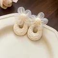 Boucles d'oreilles élégantes en résine blanche avec fleurs en tulle et pendentif tressé - Style en U en Tissage de Maille de Résine (26#)