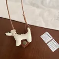 Collier avec pendentif chien teckel blanc en tissu et détails en cuir marron - Style Teckel / Blanc Cassé