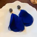 Boucles d'oreilles élégantes en maille bleue profonde avec clous perlés brillants - Style Floral Épissé en Maille Bleu Profond (62#)