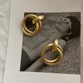 Vintage mattgoldene geometrische ineinandergreifende Kreisohenringe im Retro-Stil - Vintage Doppelte Ineinandergreifende Creolen (1) / Gold