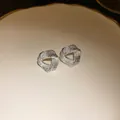 Vintage silberne strukturierte geometrische Ohrstecker für einen minimalistischen Stil - Vintage Unregelmäßiges Dreieck (13) / Silber