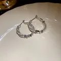 Elegante silberfarbene geometrische Creolen mit Pavé-Strasssteinen und polierten Scheiben - Pave Strass Kontrast Ohrringe (21) / Silber