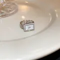 Bague ouverte carrée style cadran de montre avec cristaux pavés et nacre blanche - Style de Montre (7#) / Argent