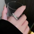 Vue détaillée d'une bague croisée ornée de perles élégantes et de pavés étincelants. - Croix de Perles (3#) / Argent