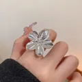 Bague ouverte élégante en forme de fleur argentée avec pétales texturés, bijoux - Fleur (6#) / Argent