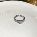 Bague ouverte argentée ornée d'un zircon central et de petits cristaux. - Carré (12#) / Argent