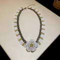 Collier artisanal en perles de verre blanches et dorées avec un fermoir à chaîne réglable - Design de Fleur 3D (Collier 7#) / Or-Blanc-Noir
