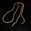 Vista dettagliata di una collana a catena a serpente regolabile placcata in oro lucido. - Collana / Oro
