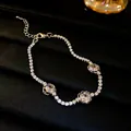Détail d'un bracelet de tennis argenté élégant avec motifs de fleurs en zircon - Argent