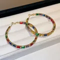 Detailansicht von großen goldenen Creolen mit mehrfarbigen rechteckigen Zirkonia - Geometrische Creole / Gold