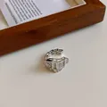 Vista macro del pendiente de clip de serpiente geométrica con circonitas en acabado plata - Oreja Izquierda Pieza Única (HE16494) / Plateado