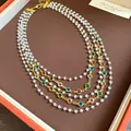 Dettaglio della collana di perle di vetro multistrato con gemme colorate in stile vintage. - Oro-Multicolore