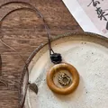 Vue détaillée d'un collier avec pendentif en bois au style ethnique zen vintage - 19# Collier (HN6659-1)