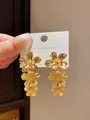 Orecchini a pendente floreali dorati con perni in argento S925 per un look sofisticato - Stile con perno dell'orecchino in argento / Oro
