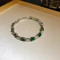 Vue détaillée d'un bracelet en argent serti de zircon vert émeraude et de pierres - Bracelet Uniquement / Argent-Vert