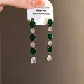 Détail macro de boucles d'oreilles pendantes en zircon vert et blanc - Boucles d'Oreilles Uniquement / Argent-Vert
