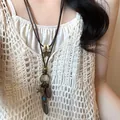 Collier bohème ethnique avec perles en bois vintage et breloques en métal argenté - Style Petite Plume (1#)