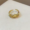 Detailansicht eines mehrlagigen goldenen Rings mit funkelnden Zirkonia-Sternen - 11# Doppellagiger Stern Stil