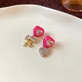 Exquisite asymmetrische Ohrringe mit pinkfarbenem Herz und Schleife mit klarem Strass - 925 Sterling Silber Stift Asymmetrische Herz Schleife Ohrringe