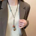 Collier vintage en perles de bois avec pendentif gland style bohème zen sur modèle. - Style Pomme de Pin (20#)