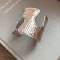 Vista dettagliata del largo bracciale a fascia argento traforato con texture martellata - Bracciale da braccio / Argento