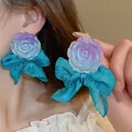 Dettaglio di orecchini a rosa blu con fiocchi in rete e petali luccicanti, stile elegante - Stile Rosa in Rete (35#) / Blu e Viola