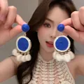 Détail de grandes boucles d'oreilles fleurs tissées bleu et blanc pour la plage - 17# Tige en argent - Cercle tissé blanc bleu gland