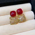 Gros plan de boucles d'oreilles vintage en zircon carré avec haut rouge et monture dorée. - Boucles d'Oreilles Clous Style Palais Vintage (WE5718) / Or-Rouge