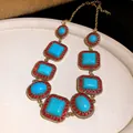 Collier plastron vintage de style palais avec turquoise bleue et cristaux rouges - 15# Collier (HE22311-1) / Or-Rouge-Bleu
