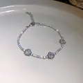 Gros plan d'un élégant bracelet à fleurs argenté serti de cristaux de zircone - Argent