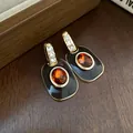 Elegante vergoldete Ohrringe im Vintage-Stil mit schwarzer Emaille und bernsteinfarbenen Steinen - Silberstift-Ohrringe / Braun