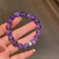 Vista dettagliata del bracciale con perline di ametista viola e charm in zirconi - Diametro 10mm / Viola
