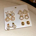 Elegante set di 5 paia di orecchini con perle e strass su scheda display bianca - 22# Oro Perno d'argento