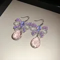 Detailansicht der rosa Zirkonia Schmetterling Ohrringe mit eleganten Tropfenkristallanhängern - Schleife Ohrhaken (WE3744) / Rosa